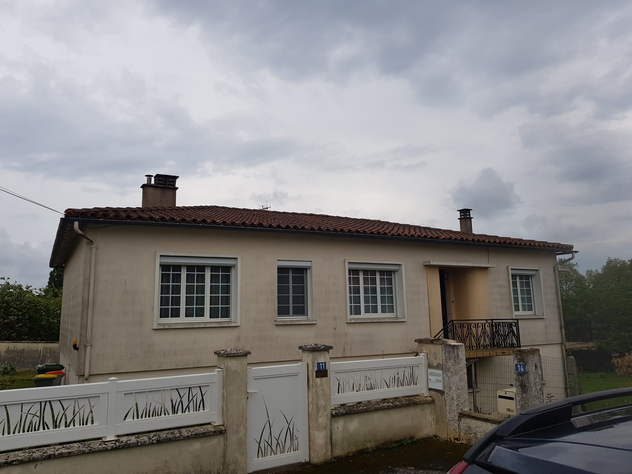 Avant les travaux (façade encrassée, murs ternis)